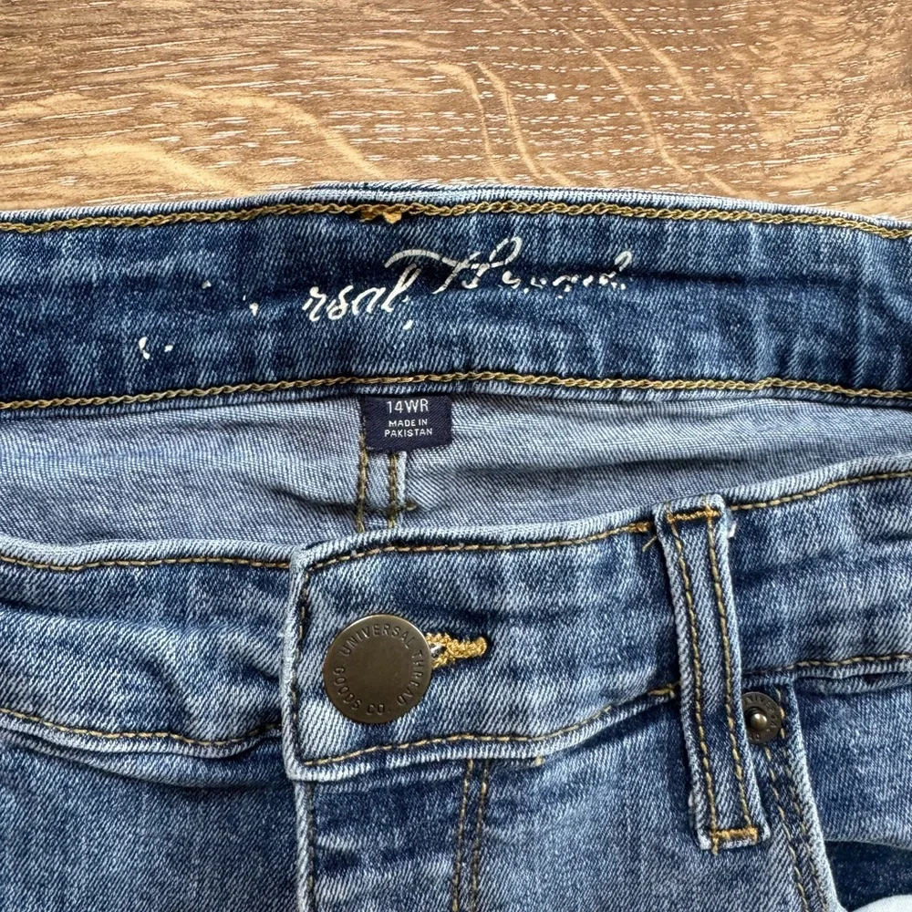 Universal Threads lightly distressed‎ cuffed Bermuda short. Sz 14WR